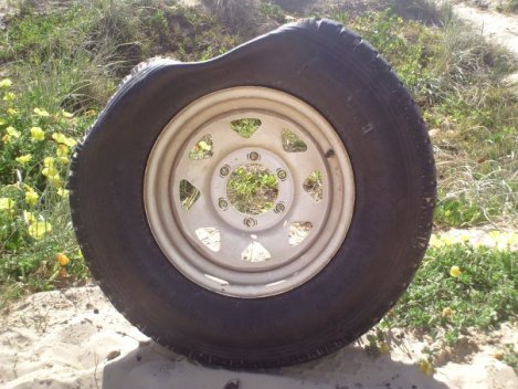 Der platte Reifen, der uns anch der ersten Nacht an unserem 4WD empfing!